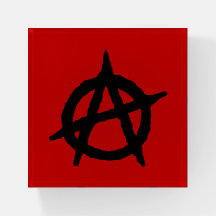 Symbole d'anarchie noire sur le rouge