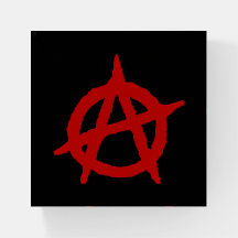 Symbole d'anarchie rouge sur noir