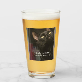 Prêt pour mon verre de chat noir gros plan
