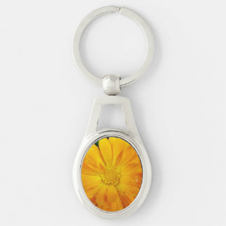 pretty full bloom summer yellow daisy flower. keychain