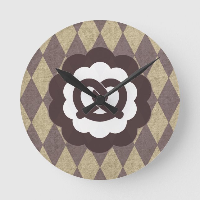 pretzel vintage round clock (Front)