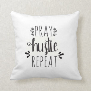 Priez le coussin marqué avec des lettres par main