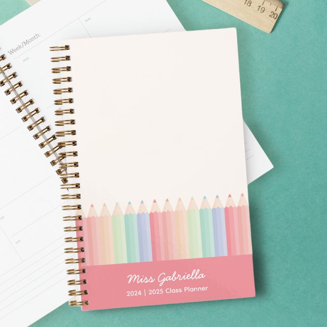 Professeur coloré Planificateur d'année personnali (Cute Teacher yearly class planner, with a rainbow of pencils and a soft red color block to add name.)
