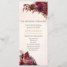 Cérémonie de mariage automnal avec rose de Bourgog