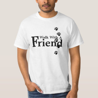 Promenade avec un T-shirt d'ami