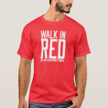 Promenade dans le T-shirt rouge