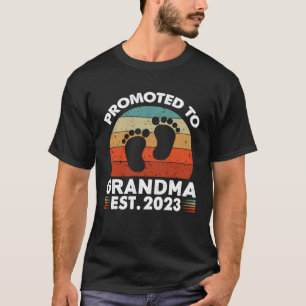 Promoted to grandma 2023 pregnancy announcement  2 T-Shirt