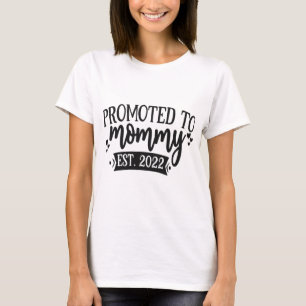 Promoted to mommy est 2022 - New mothers T-Shirt