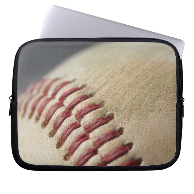 Protection Pour Ordinateur Portable Baseball avec marque d'impact. (Devant)