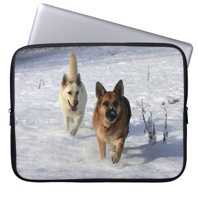 Protection Pour Ordinateur Portable Bergers allemands courant dans la neige (Devant)