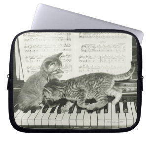 Protection Pour Ordinateur Portable Chaton deux jouant sur le clavier de piano, (B&W)