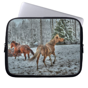 Protection Pour Ordinateur Portable Deux Chevaux de Ranch amicaux jouant dans la neige