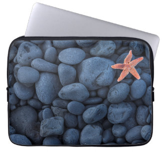 Protection Pour Ordinateur Portable Étoiles de mer sur les roches noires le long de la