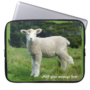 Protection Pour Ordinateur Portable Joli agneau boueux dans un pré - Ajouter un messag