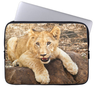 Protection Pour Ordinateur Portable Le tigre CUB prend le reniflard sur une roche