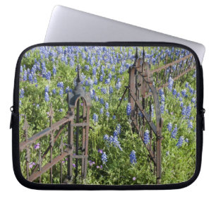 Protection Pour Ordinateur Portable Lupins bleus et phlox entourant la grille du cimet
