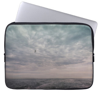 Protection Pour Ordinateur Portable Mouette volant sous un ciel couvert