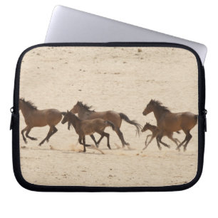 Protection Pour Ordinateur Portable Namibie, Aus. Groupe de chevaux sauvages en train 