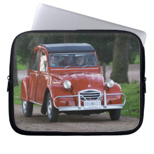 Protection Pour Ordinateur Portable Une vieille voiture rouge Citroen 2CV avec une fem