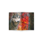 Loup gris dans un magnifique feuillage rouge et ja