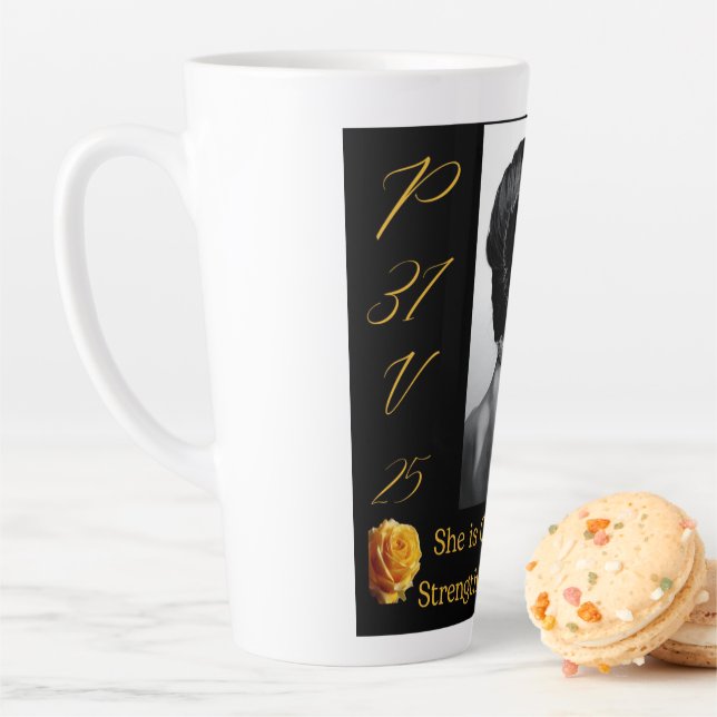 Proverbes 31 Femme Noir & Jaune Grosse Mug Latte (En situation)