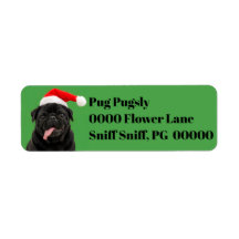 Pug noir drôle avec chapeau de Père Noël, langue s