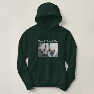 Pull À Capuche Chien blanc pâle portant une écusson verte