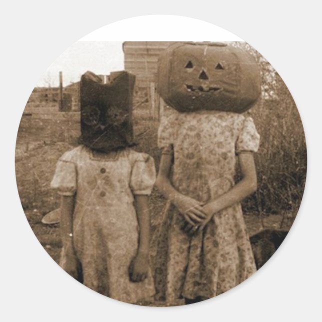 Pumpkin girl with the black sack classic round sticker (Front)