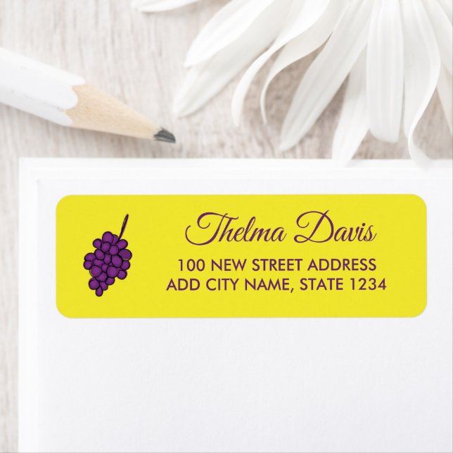 Purple grapes on yellow (Insitu)