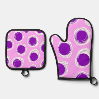 Purple polka dot pattern oven mitt & pot holder set