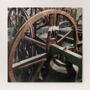 Puzzle À l'intérieur d'une église beffroi avec roues et c