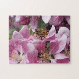 Puzzle Abeille de miel pollinisant la fleur rose d'arbre