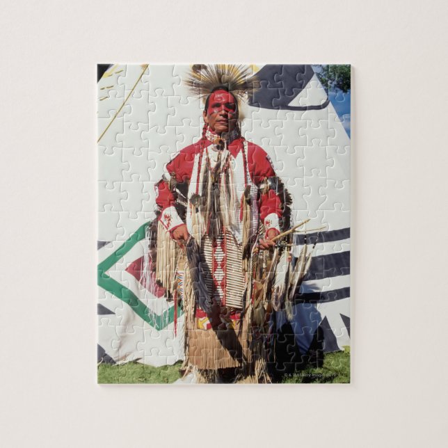 Puzzle Amérindiens dans les vêtements traditionnels à (Vertical)