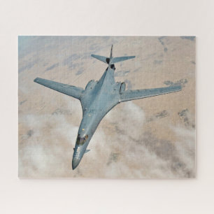 Puzzle B-1B en vol ailes balayées complètement vers l'ava