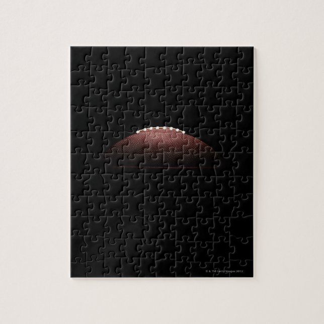 Puzzle Ball de football américain sur arrière - plan noir (Vertical)