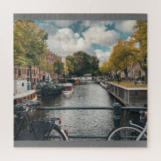 Puzzle beau canal sous un ciel nuageux