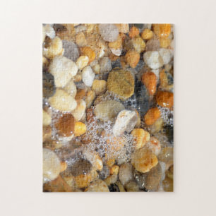 Puzzle Beaucoup de rochers tumblés sur une plage de sable