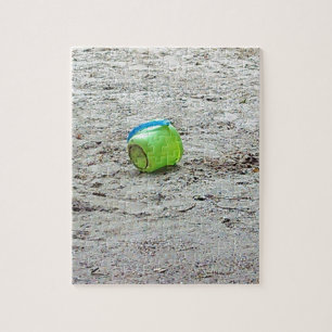 Puzzle Bouche verte perdue dans le sable sur la plage d'é