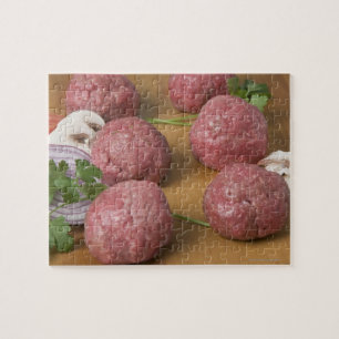 Puzzle Boulettes de viande crue sur une planche à découpe