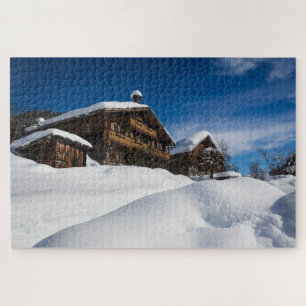 Puzzle cabines traditionnels en bois dans la neige