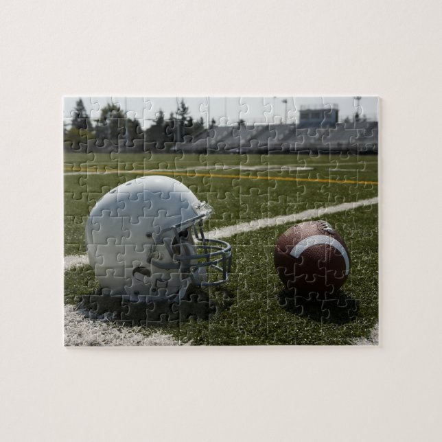 Puzzle Casque de football et football sur le terrain de f (Horizontal)