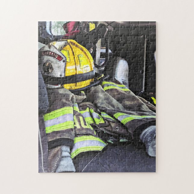 Puzzle Casque jaune du feu dans le camion de pompiers (Vertical)