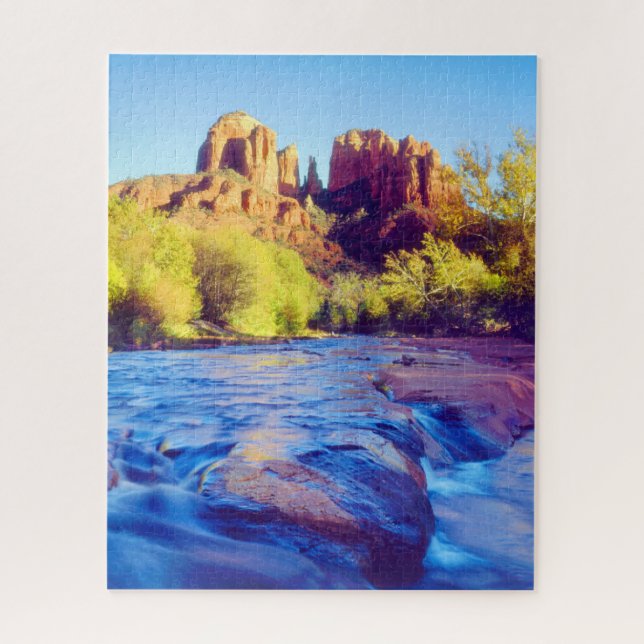 Puzzle Cathedral Rock reflétant dans Oak Creek, Arizona (Vertical)