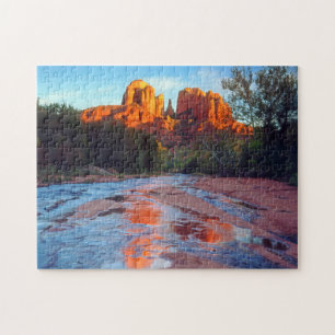 Puzzle Cathedral Rock se reflétant à Oak Creek au Sunse