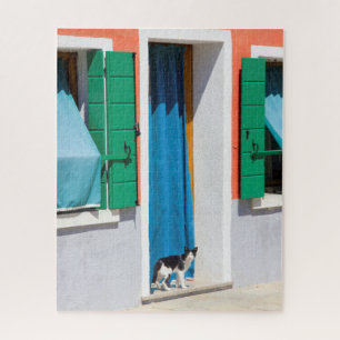 Puzzle Chat dans l'encadrement de la porte à Burano, Ital