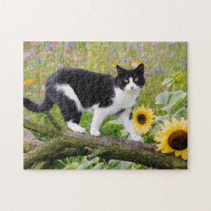 Puzzle Chat tuxedo mignon sur une branche d'arbre avec de