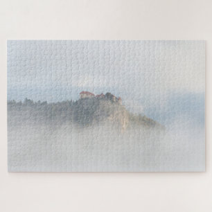 Puzzle Château saigné entouré par des nuages