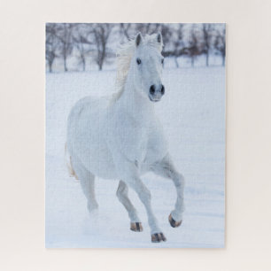 Puzzle Cheval blanc courant dans la neige