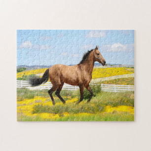 Puzzle Cheval Western Buckskin courant à travers un champ
