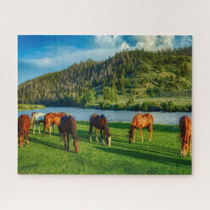 Puzzle Chevaux Paissant Près D'une Rivière Et Montagne